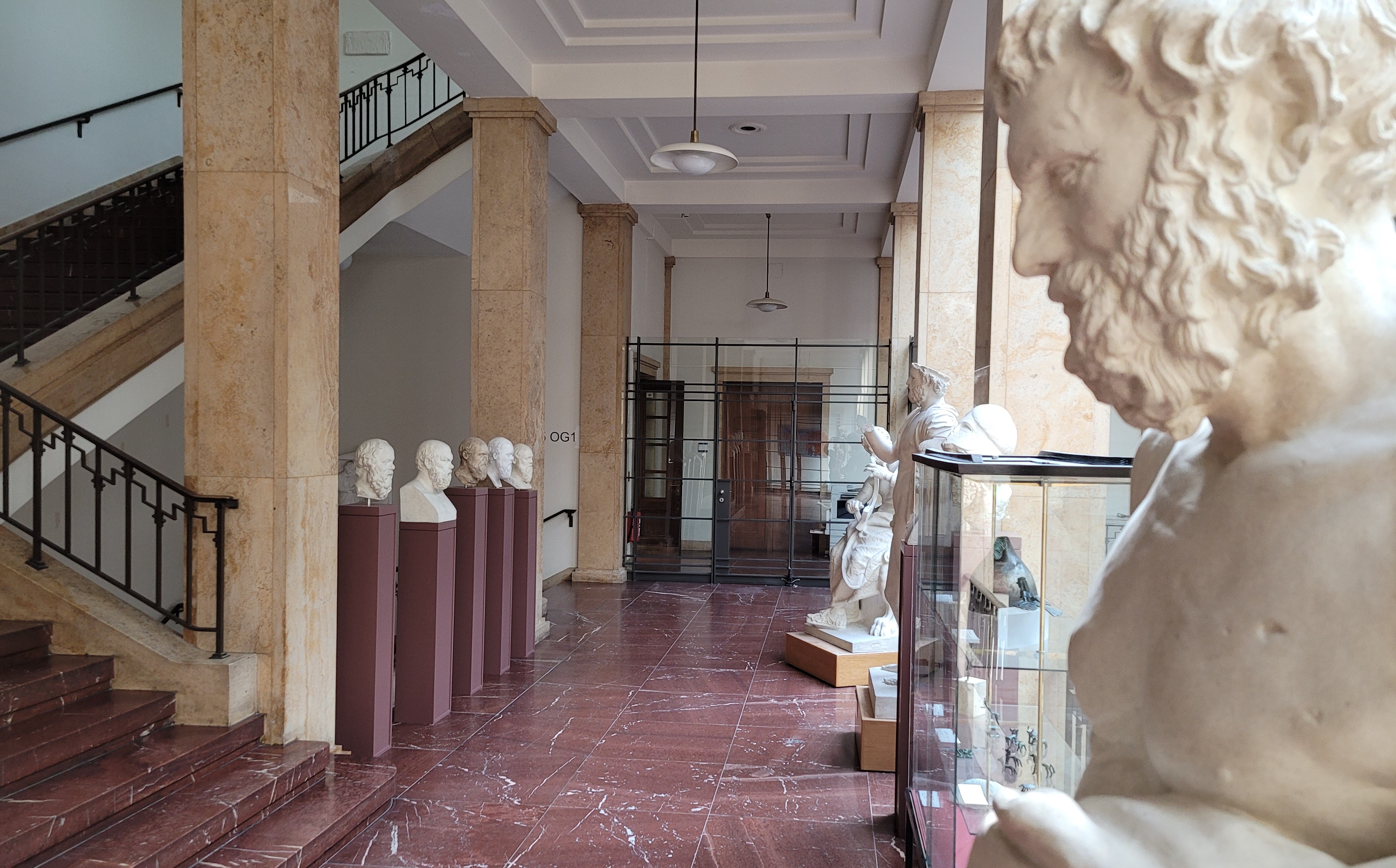 Galerie im ersten Geschoss mit Statuen und Porträts